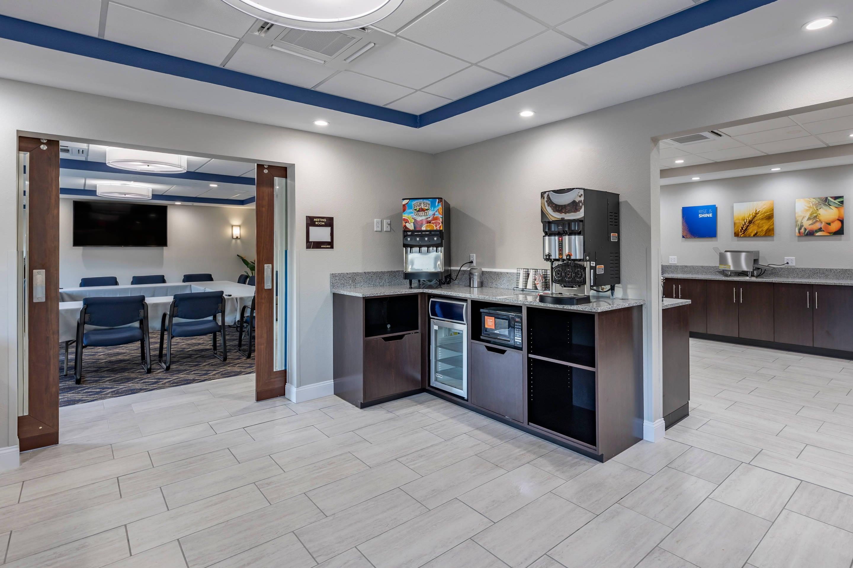 Breakfast bar | Comfort Suites St. Louis - Sunset Hills