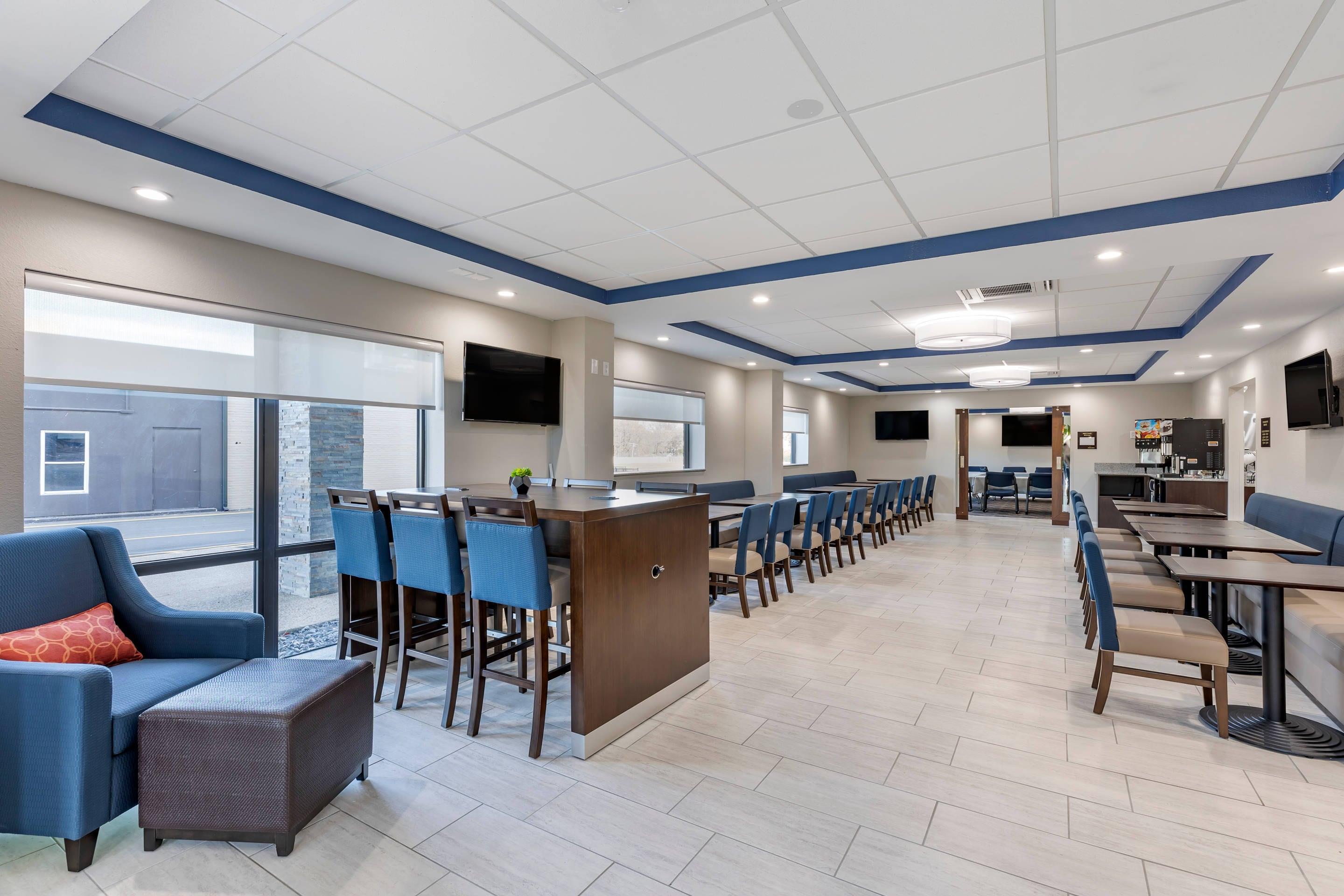 Enjoy breakfast in this seating area | Comfort Suites St. Louis - Sunset Hills