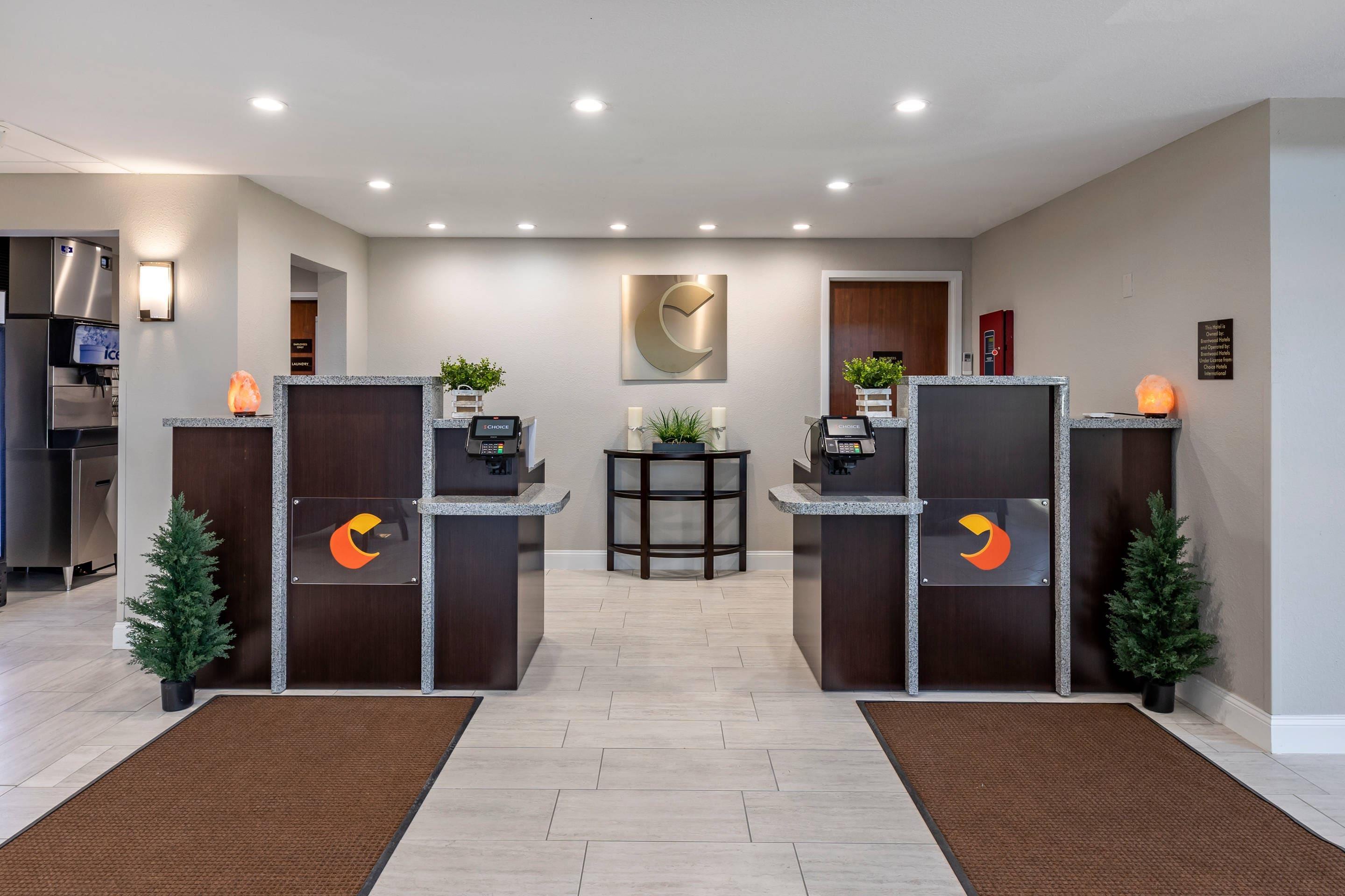 Front desk | Comfort Suites St. Louis - Sunset Hills