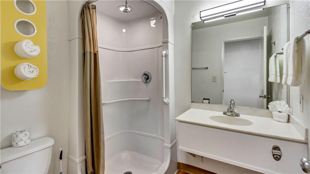 MOTEL 6 OGDEN UT- DOWNTOWN-guestroom-Guest Room,Bathroom,On-Site.jpg