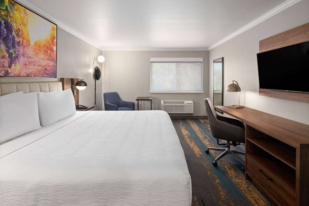 LA QUINTA BY WYNDHAM YAKIMA-guestroom-Guest Room,On-Site.jpg