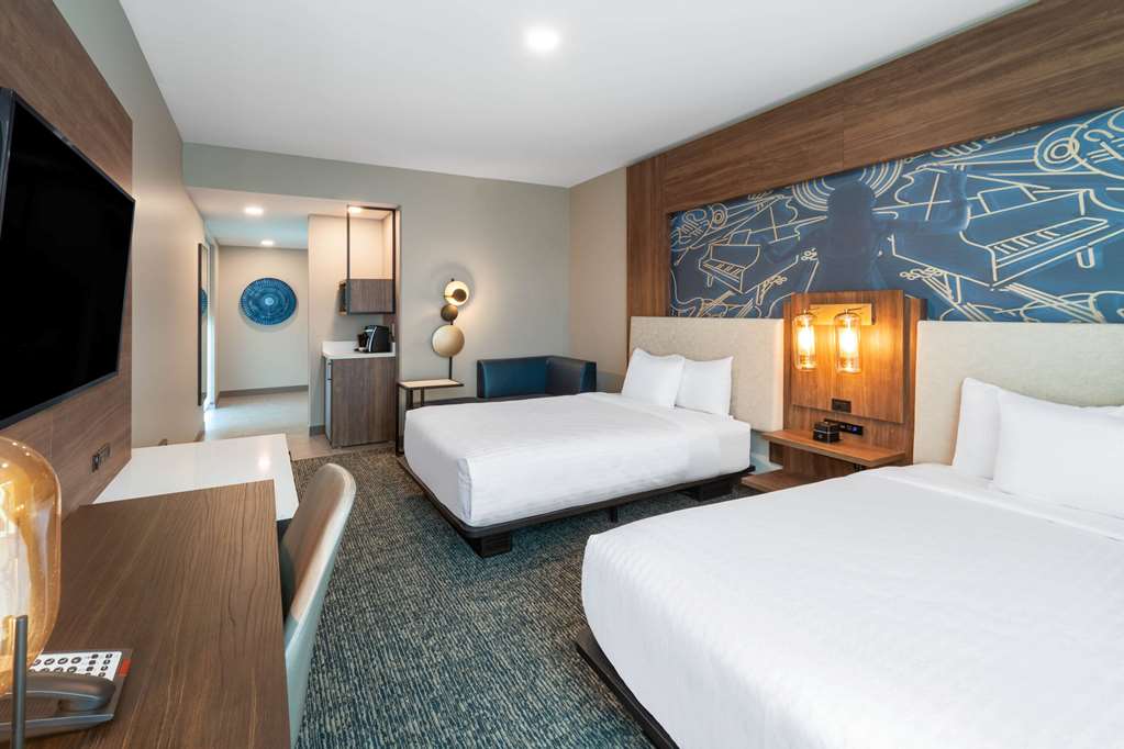 La Quinta Inn & Suites by Wyndham Nashville Downtown / Stadium - Tap to explore photos