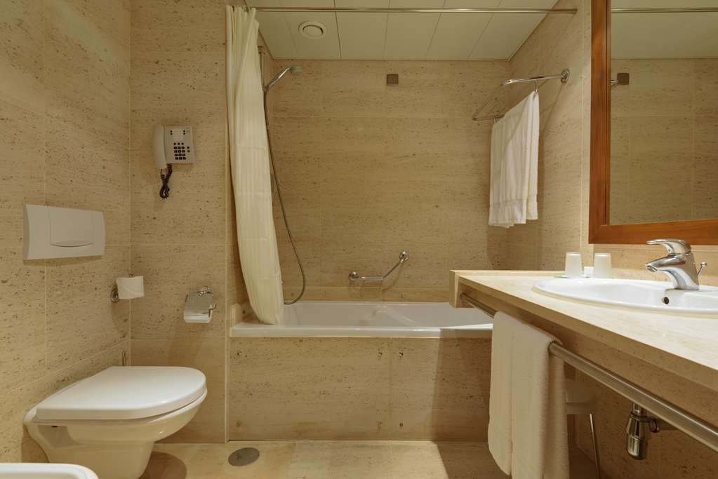 HOTEL REAL OEIRAS-guestroom-Guest Room,Bathroom,On-Site.jpg