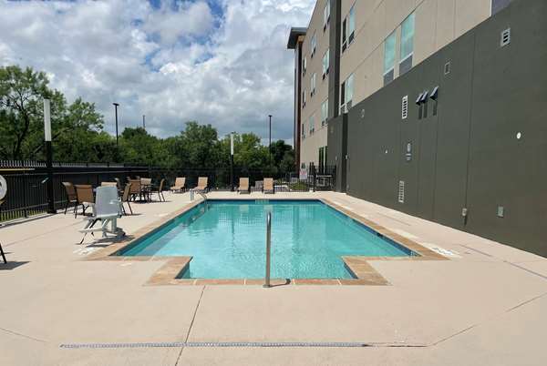 Pool - La Quinta Inn & Suites near SeaWorld San Antonio