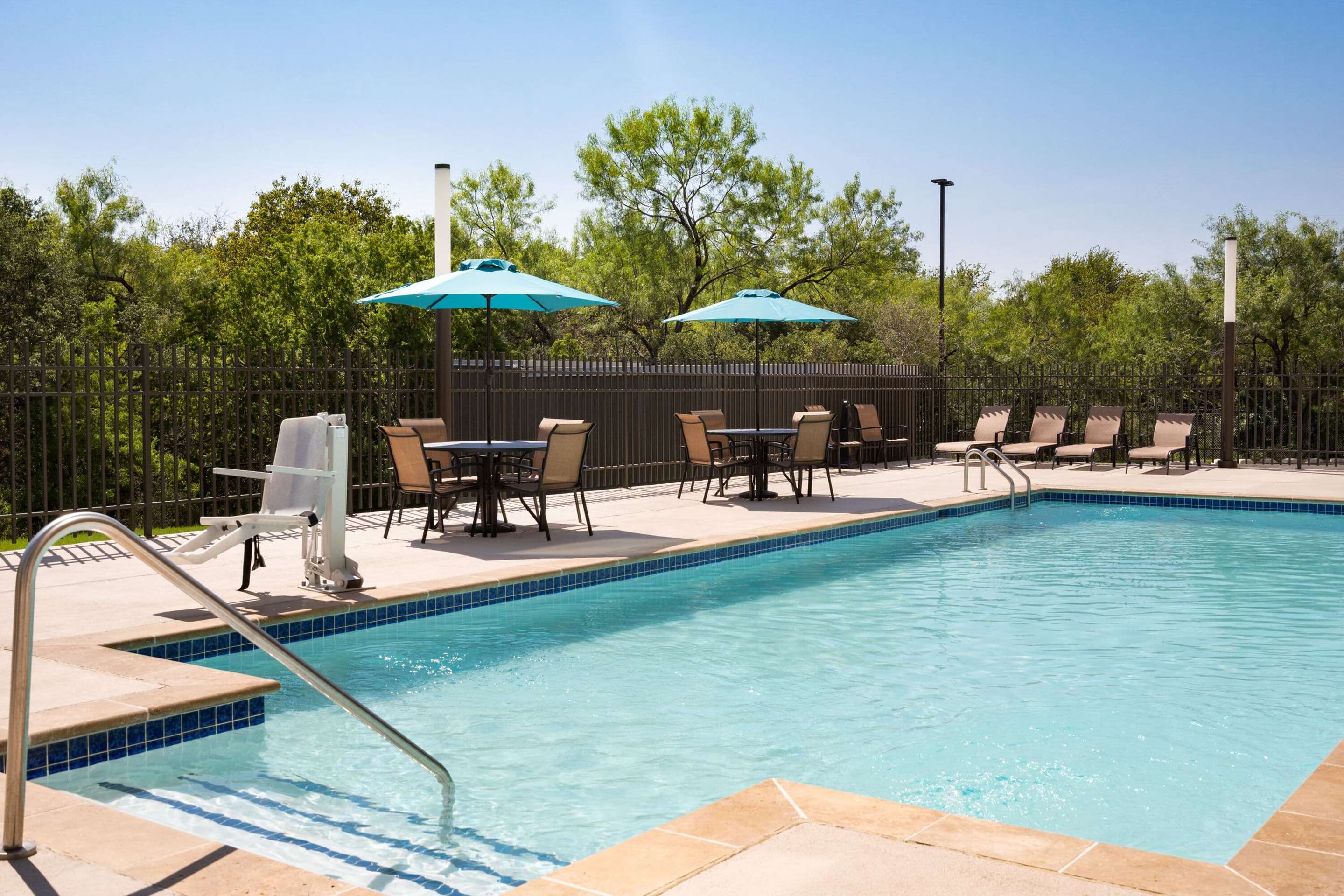 Pool | La Quinta Inn & Suites by Wyndham San Antonio Seaworld/LAFB