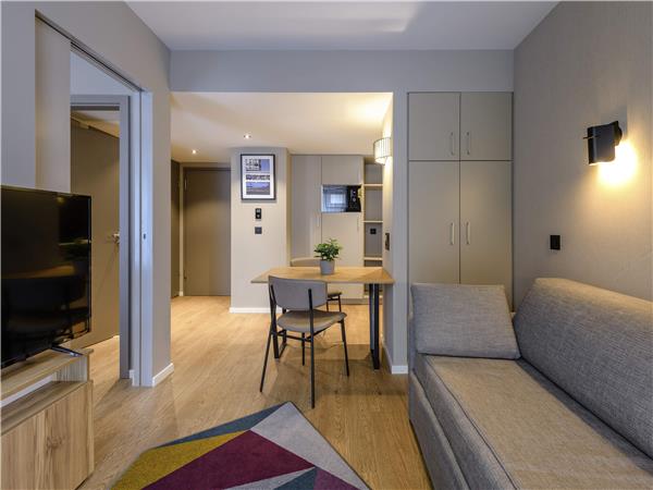 Apartment with a bedroom sleeping 4