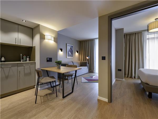 Apartment with a bedroom sleeping 4