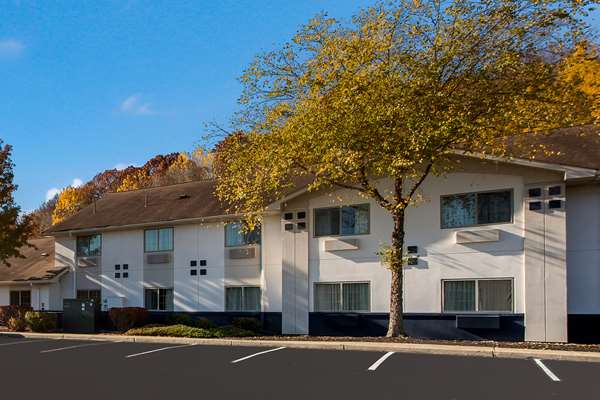 Exterior view - SureStay Plus Hotel by Best Western Highland