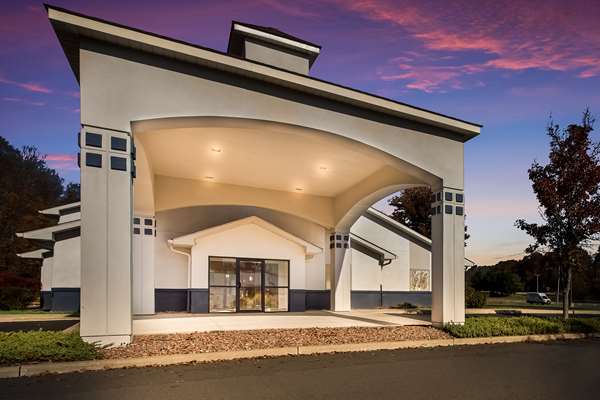 Exterior view - SureStay Plus Hotel by Best Western Highland