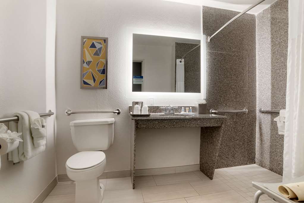 COMFORT INN AND SUITES NEW ORLEANS-guestroom-Guest Room,Bathroom,On-Site.jpg