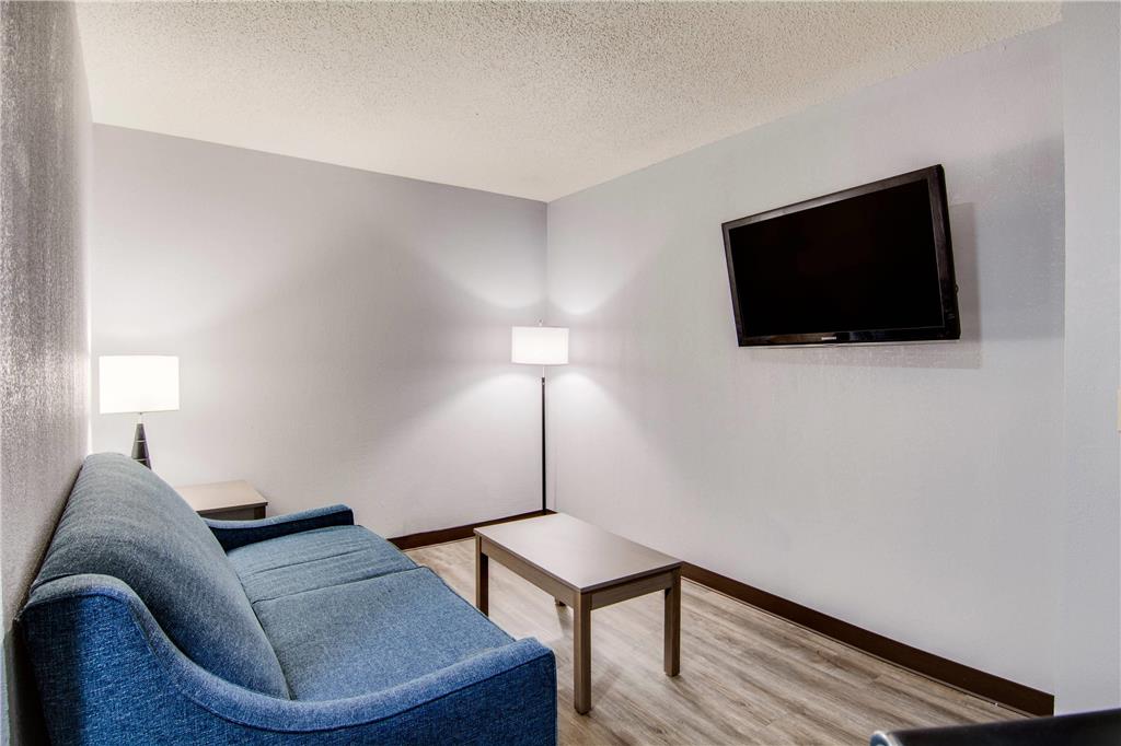 CLARION POINTE ON THE LAKE CLARKSVI-guestroom-Guest Room,Suite,On-Site.jpg