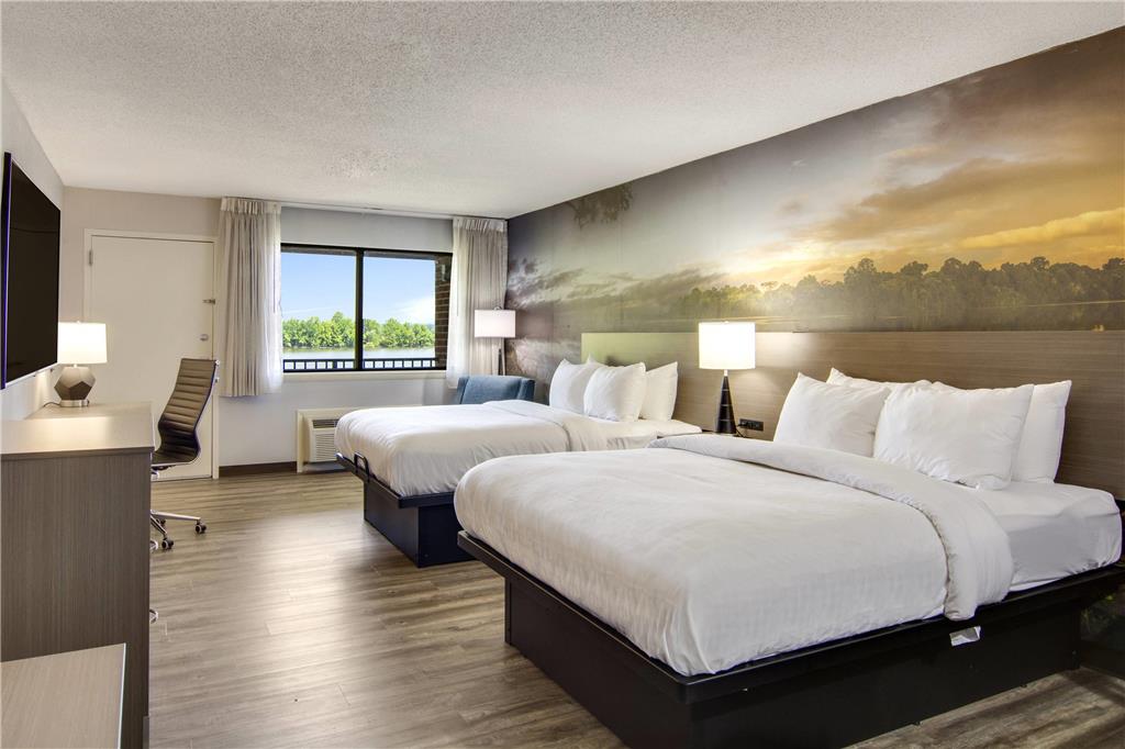 CLARION POINTE ON THE LAKE CLARKSVI-guestroom-Guest Room,On-Site.jpg