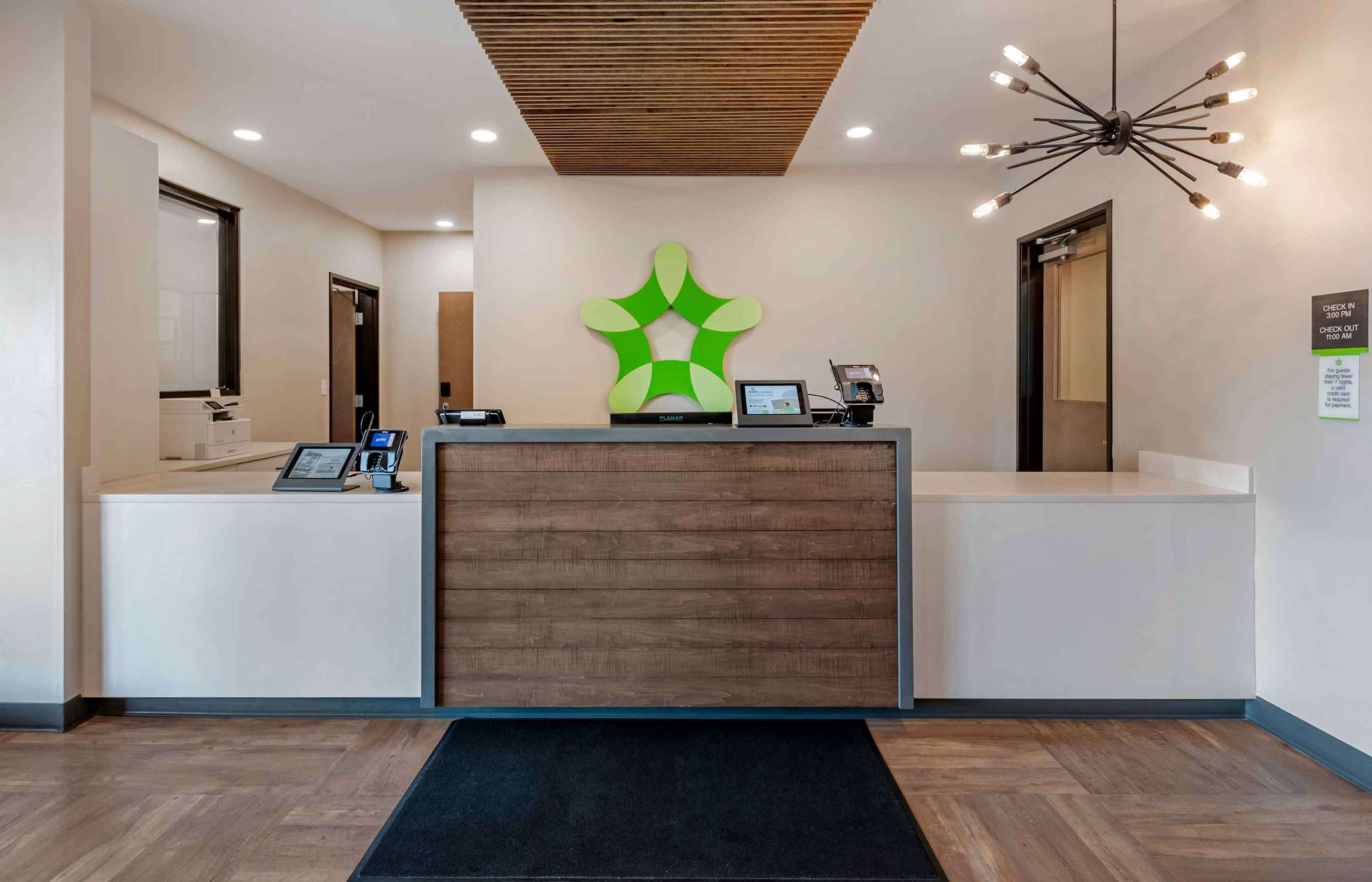 Lobby and Guest Check-in | Extended Stay America Premier Suites Tampa Fairgrounds Casin