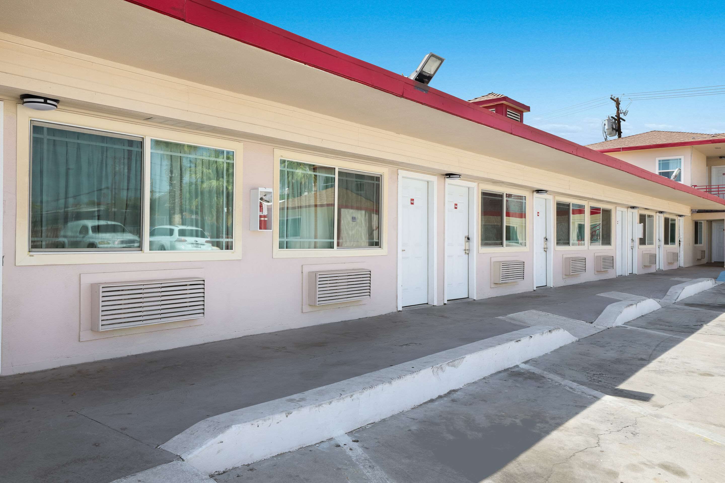Hotel exterior | Econo Lodge