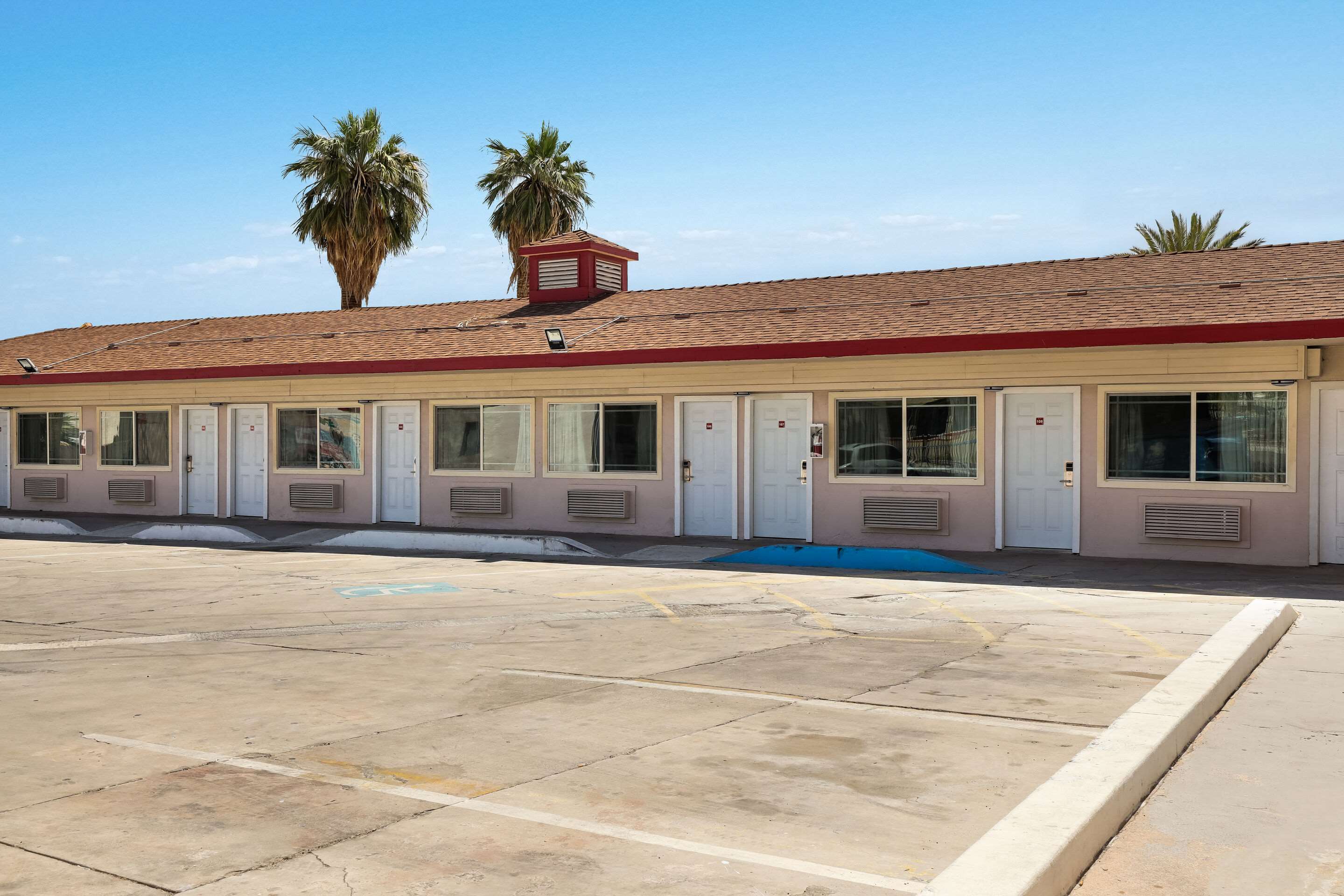 Hotel exterior | Econo Lodge