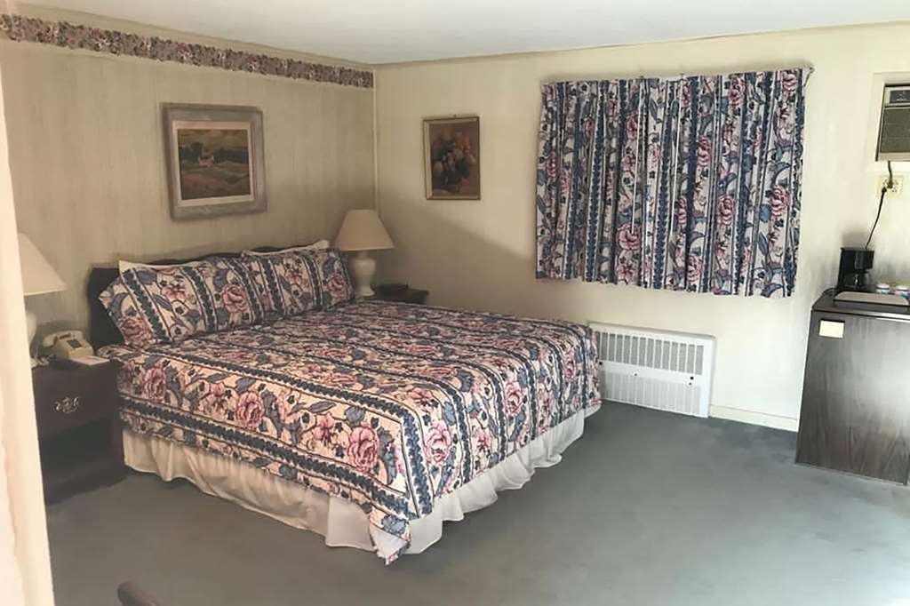 THE CHALET MOTEL, A TRAVELODGE BY W-guestroom-Guest Room,On-Site.jpg