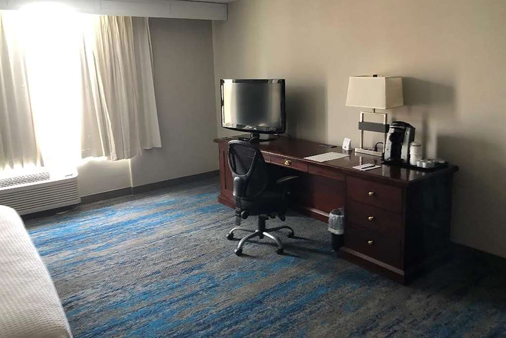 RAMADA BY WYNDHAM CLEVELAND INDEPEN-guestroom-Guest Room,On-Site.jpg
