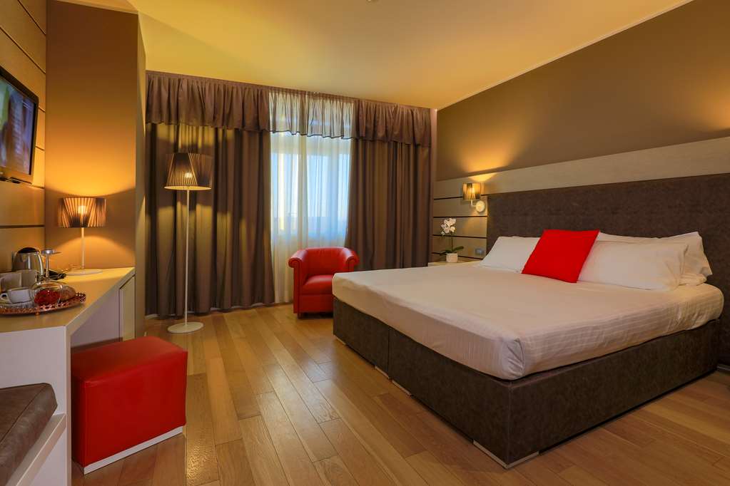 HOTEL GLAMOUR-guestroom-Guest Room,King bed,On-Site,Deluxe Room,Double Room,Guest Room - Whole Room.jpg