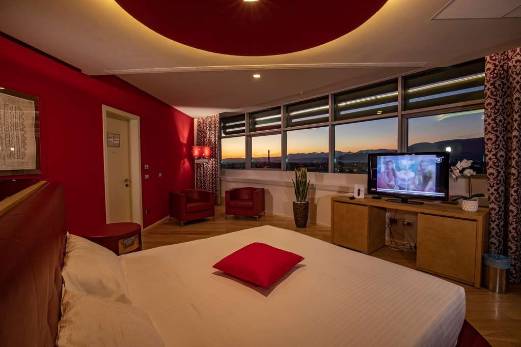 HOTEL GLAMOUR-guestroom-Guest Room,Bed,King bed,Guest Room Amenity,Suite,Honeymoon,On-Site,Dawn/Sunrise,View from room,Guest Room - Whole Room.jpg