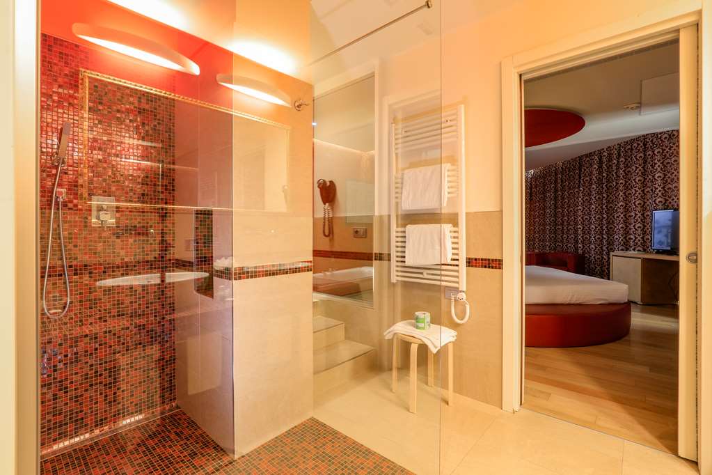 HOTEL GLAMOUR-guestroom-Guest Room,Bathroom,Amenities,Shower,Suite,On-Site,Guest Room - Whole Room.jpg