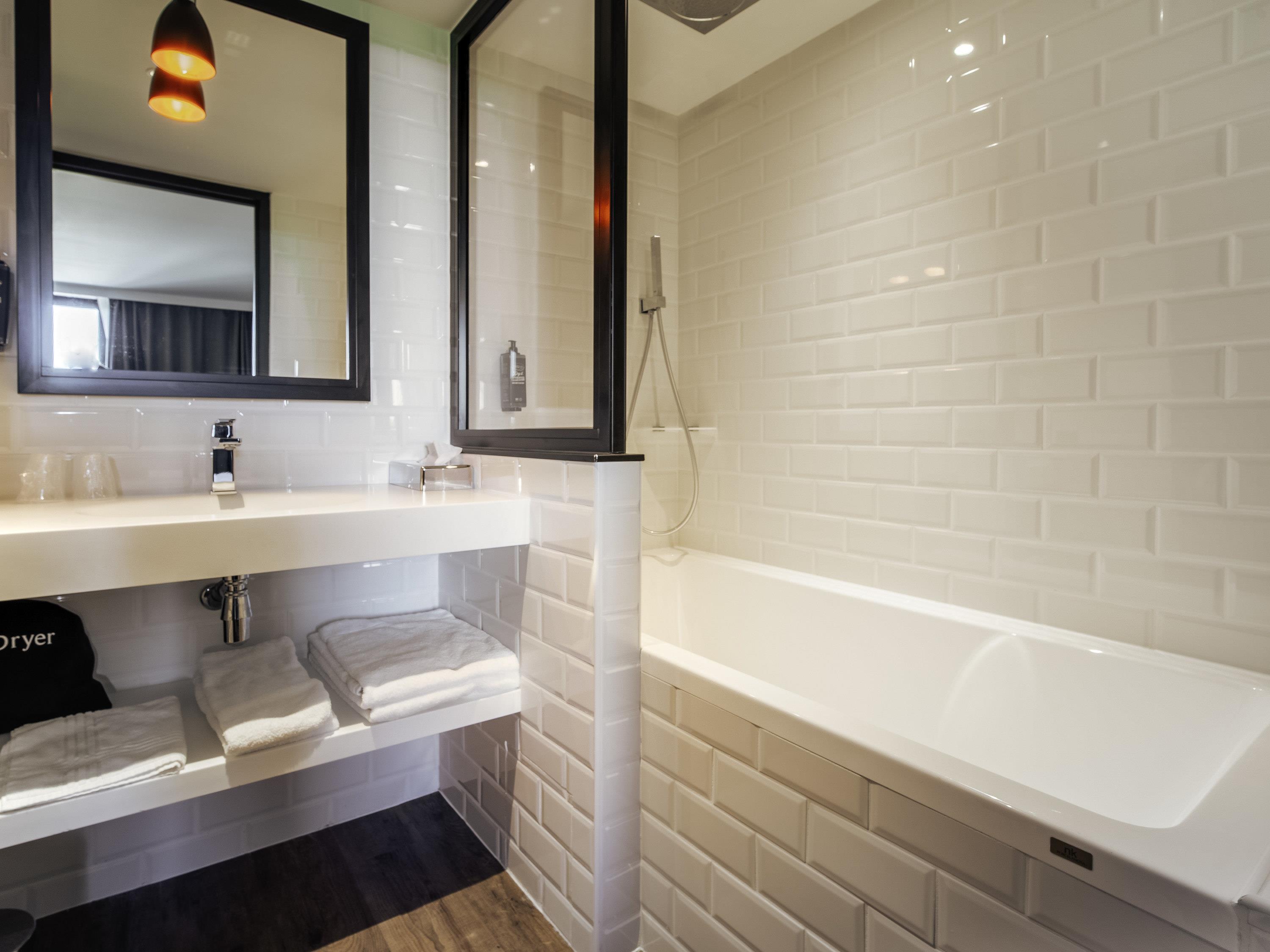 ibis Styles Castelnaudary Room Type - Family room with 1 double bed and a 2-person sofa bed
