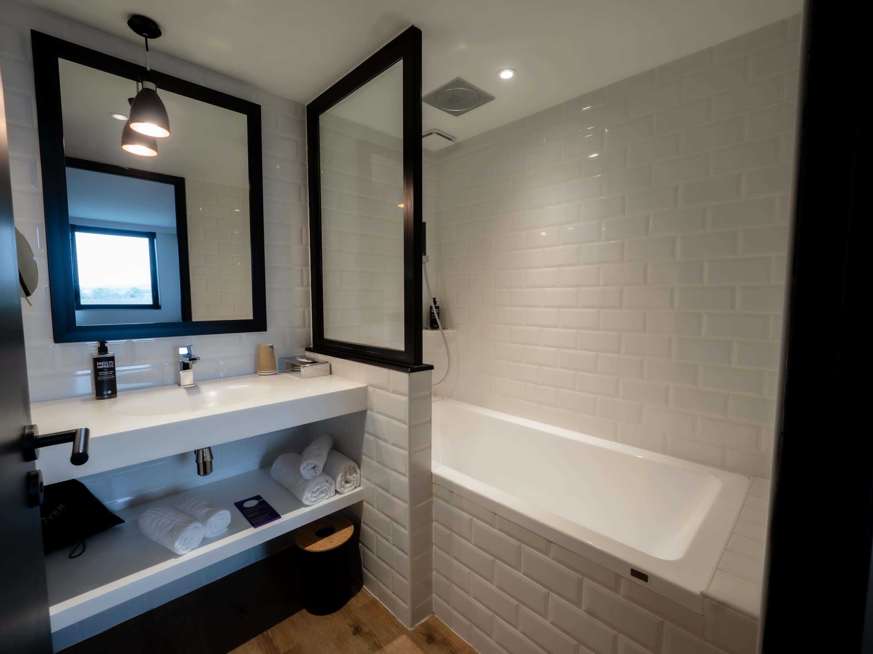ibis Styles Castelnaudary Room Type - Standard Room with 1 double bed and 1 single bed ibis Styles Castelnaudary Room Type - Standard Room with 1 double bed and 1 single bed