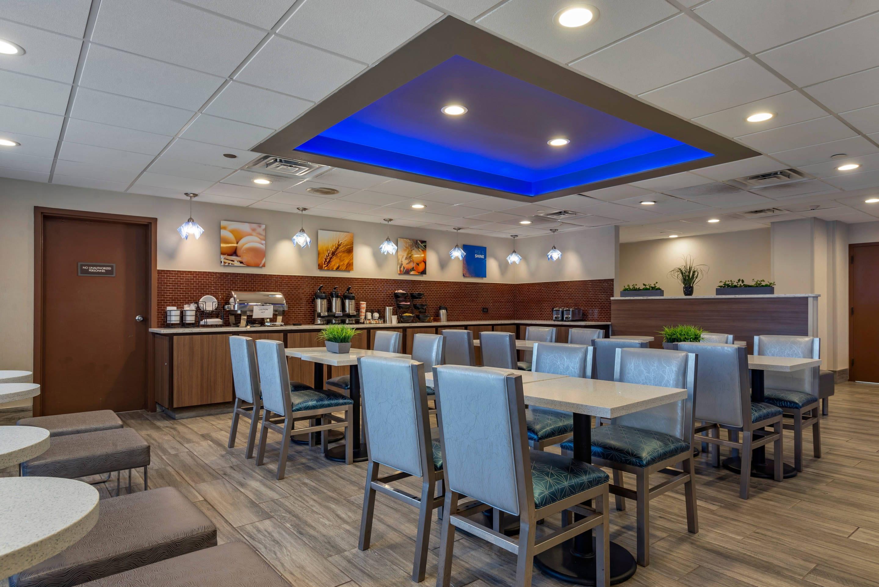Enjoy breakfast in this seating area | Comfort Inn Horsham - Philadelphia