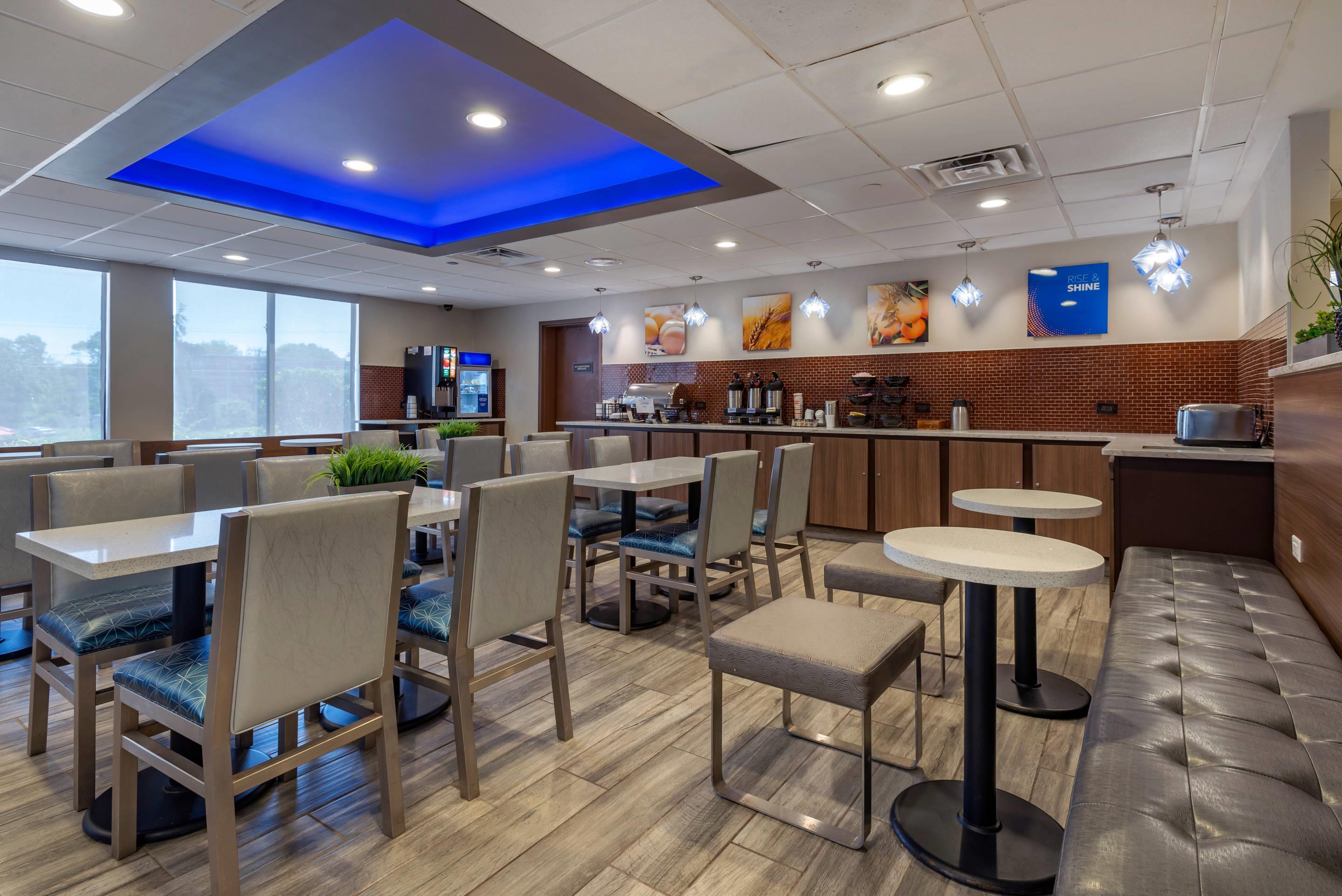 Enjoy breakfast in this seating area | Comfort Inn Horsham - Philadelphia