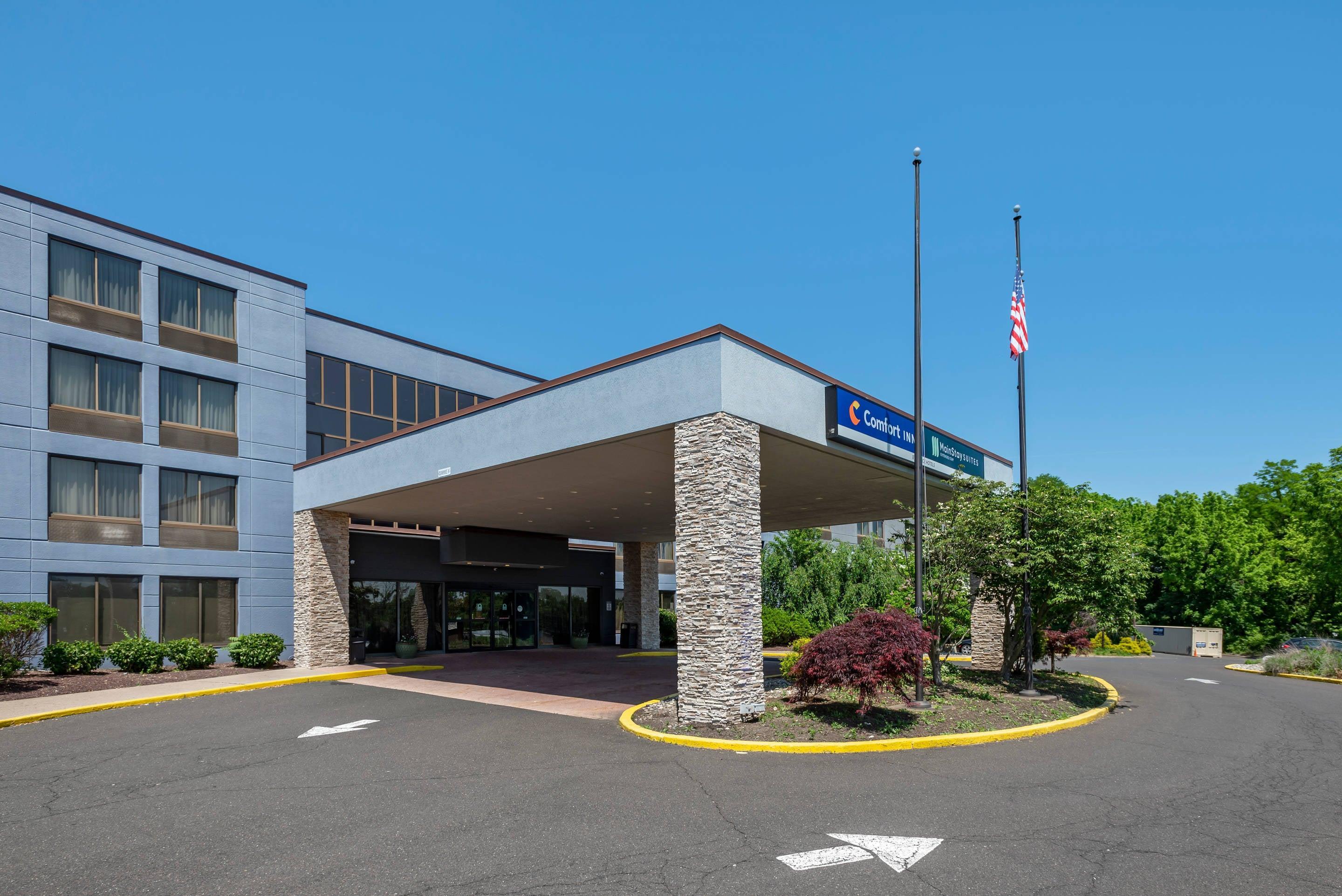 Hotel Entrance | Comfort Inn Horsham - Philadelphia