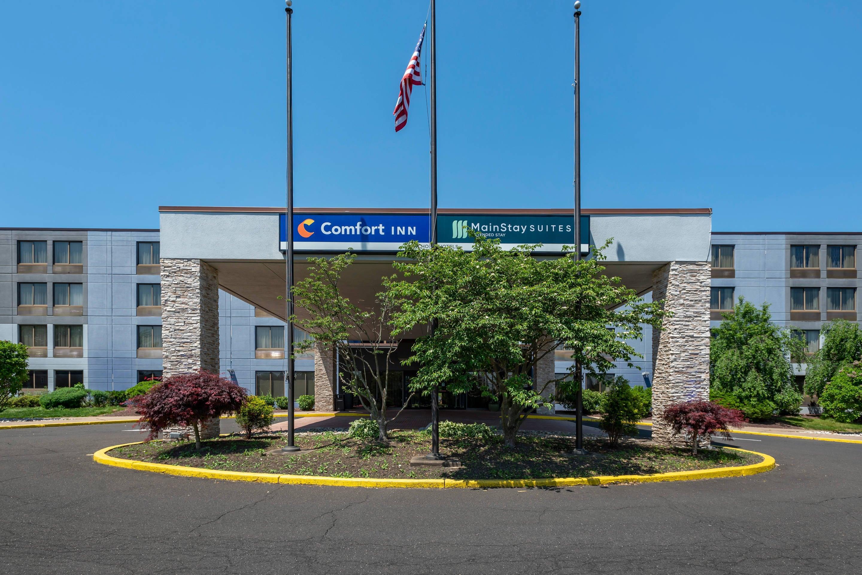 Hotel Entrance | Comfort Inn Horsham - Philadelphia
