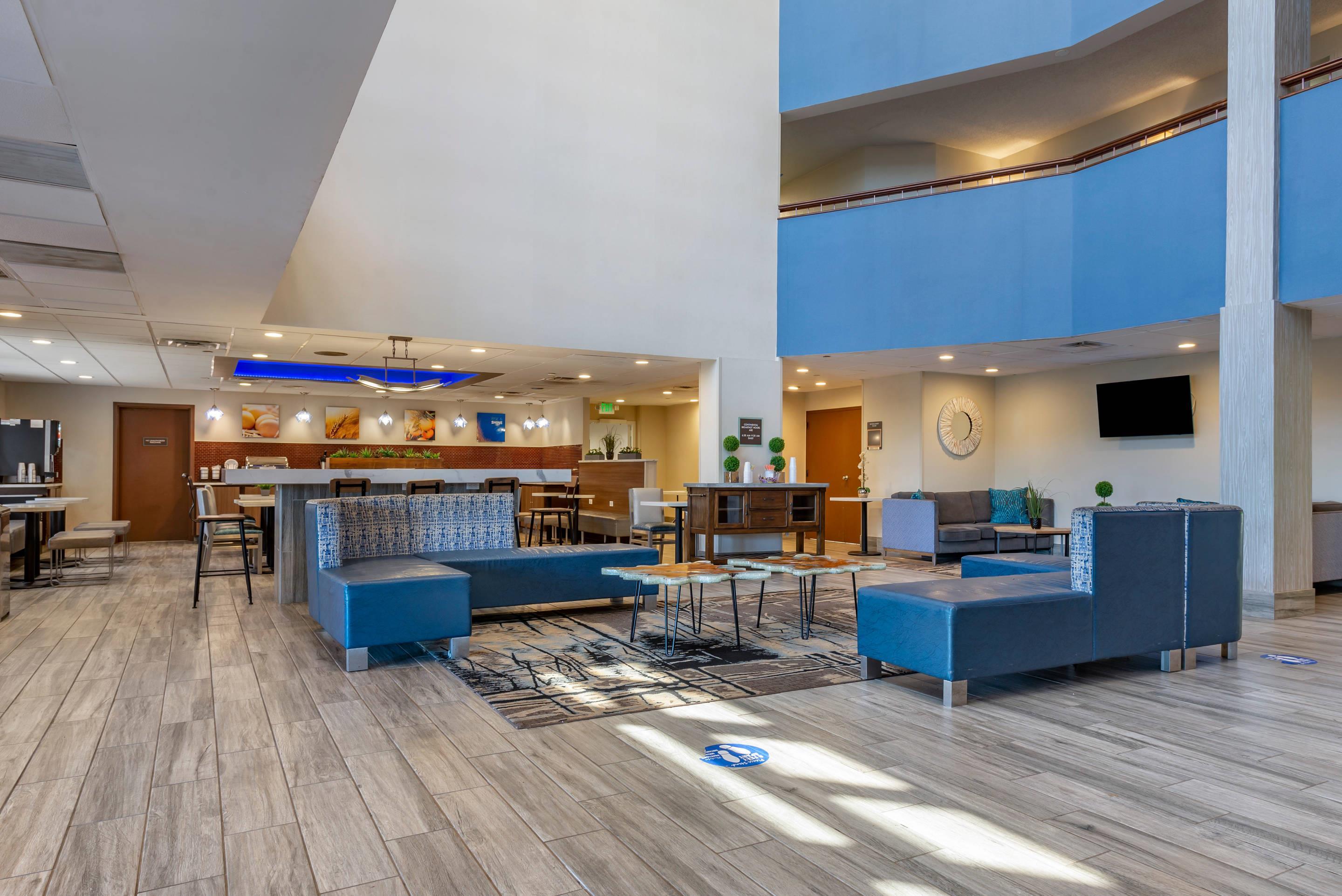 Lobby with sitting area | Comfort Inn Horsham - Philadelphia