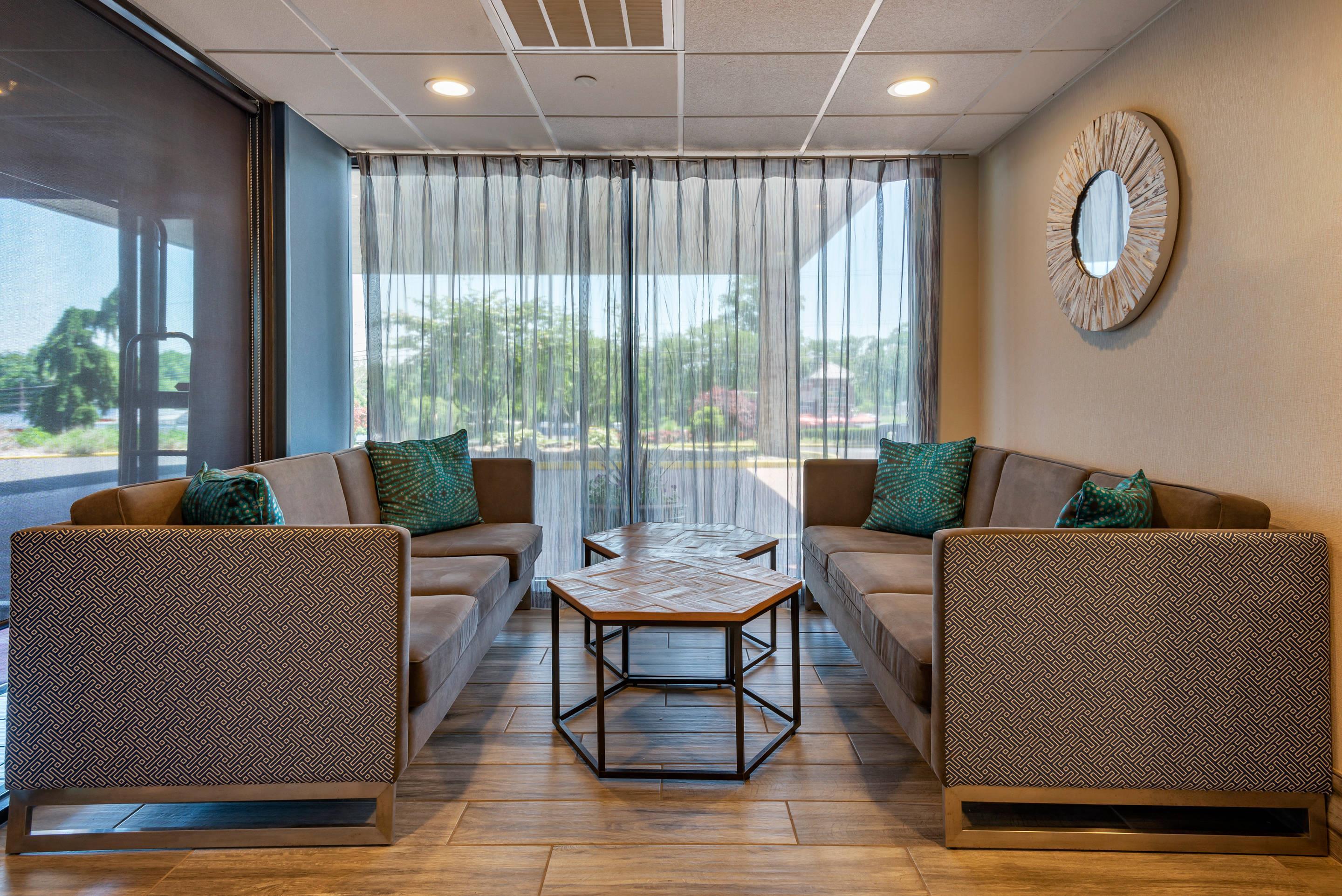 Lobby with sitting area | Comfort Inn Horsham - Philadelphia