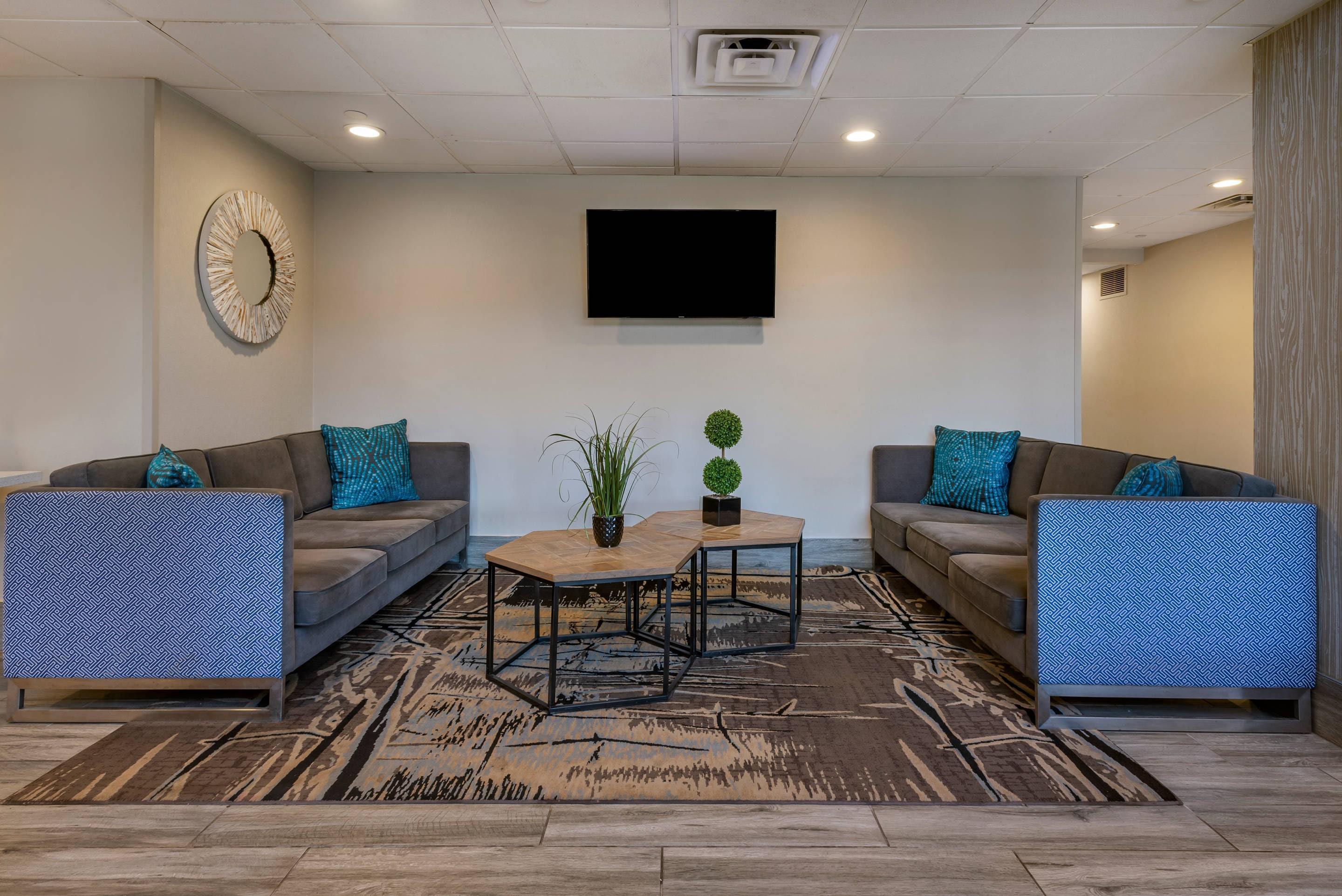 Lobby with sitting area | Comfort Inn Horsham - Philadelphia