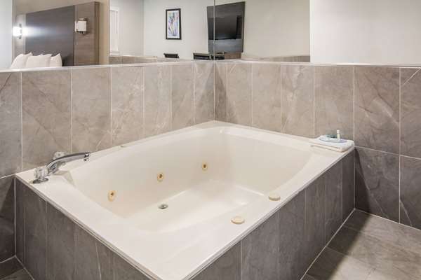 Suite - Quality Inn & Suites Fossil Creek Fort Worth - I-35, Exit 58