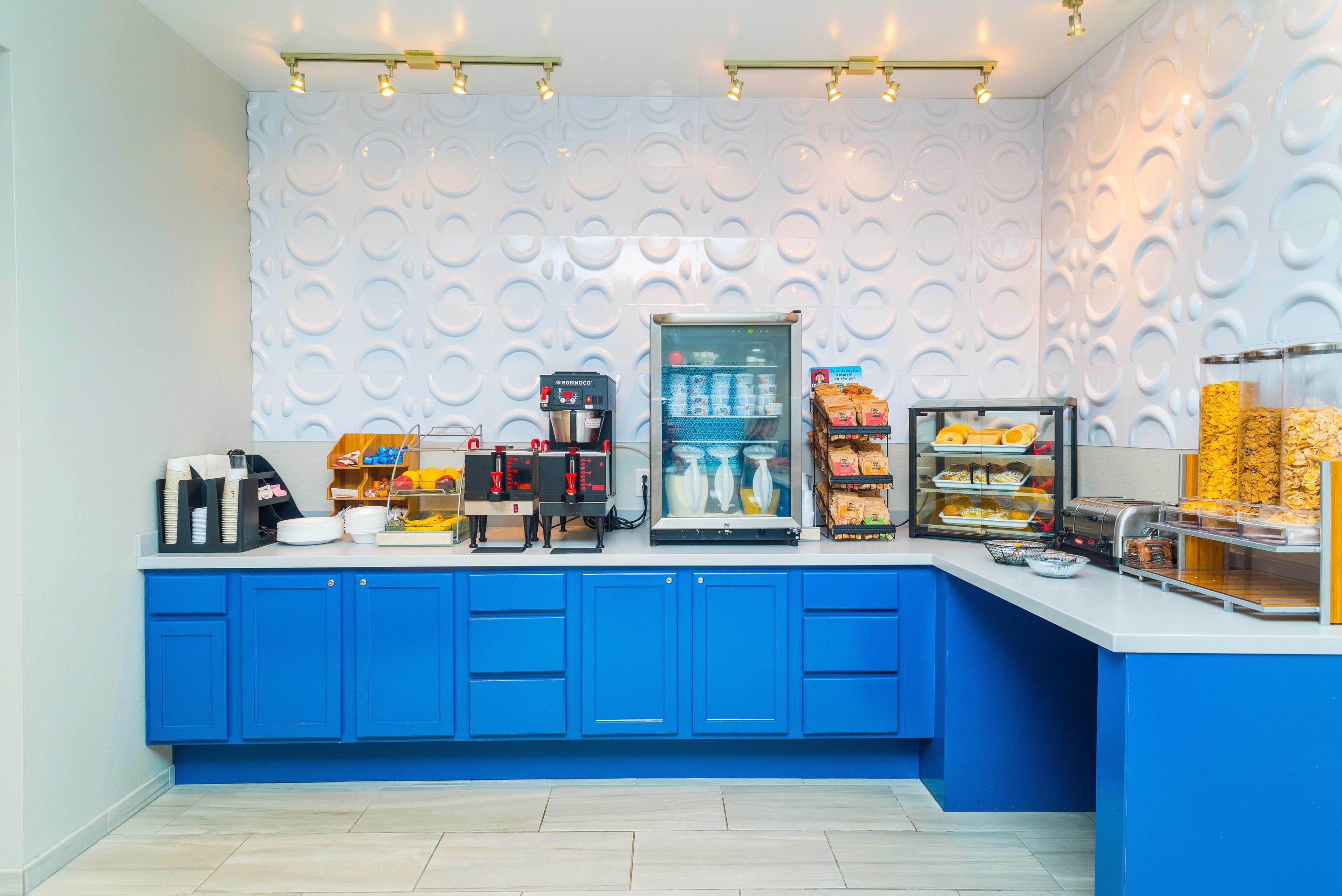 Breakfast area | Studio Z, Ascend Hotel Collection