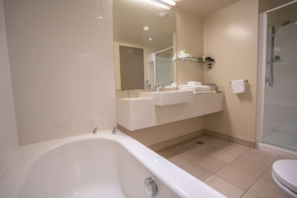 SCENIC HOTEL BAY OF ISLANDS-guestroom-Guest Room,Bathroom,On-Site.jpg