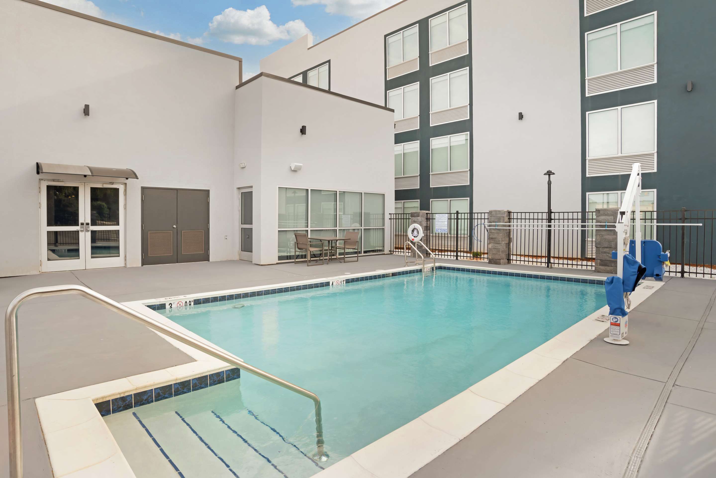 Outdoor Pool | Best Western Plus Mobile Inn & Suites