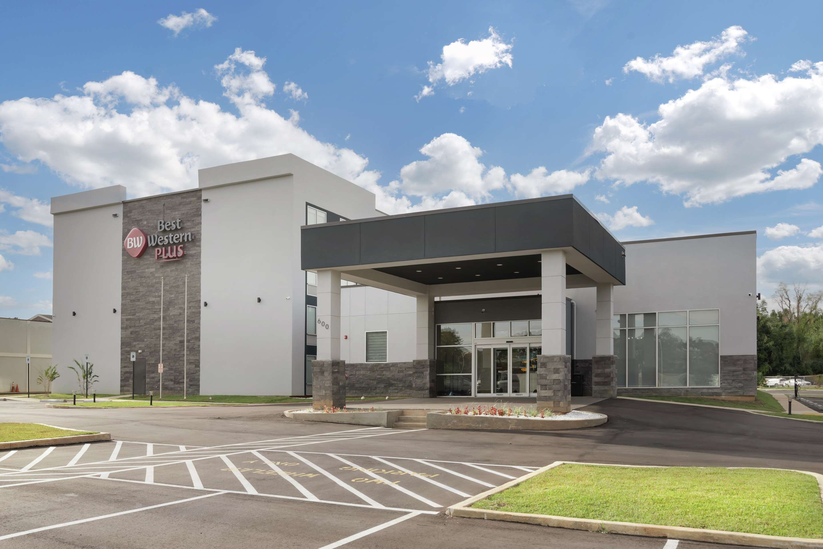 Exterior | Best Western Plus Mobile Inn & Suites