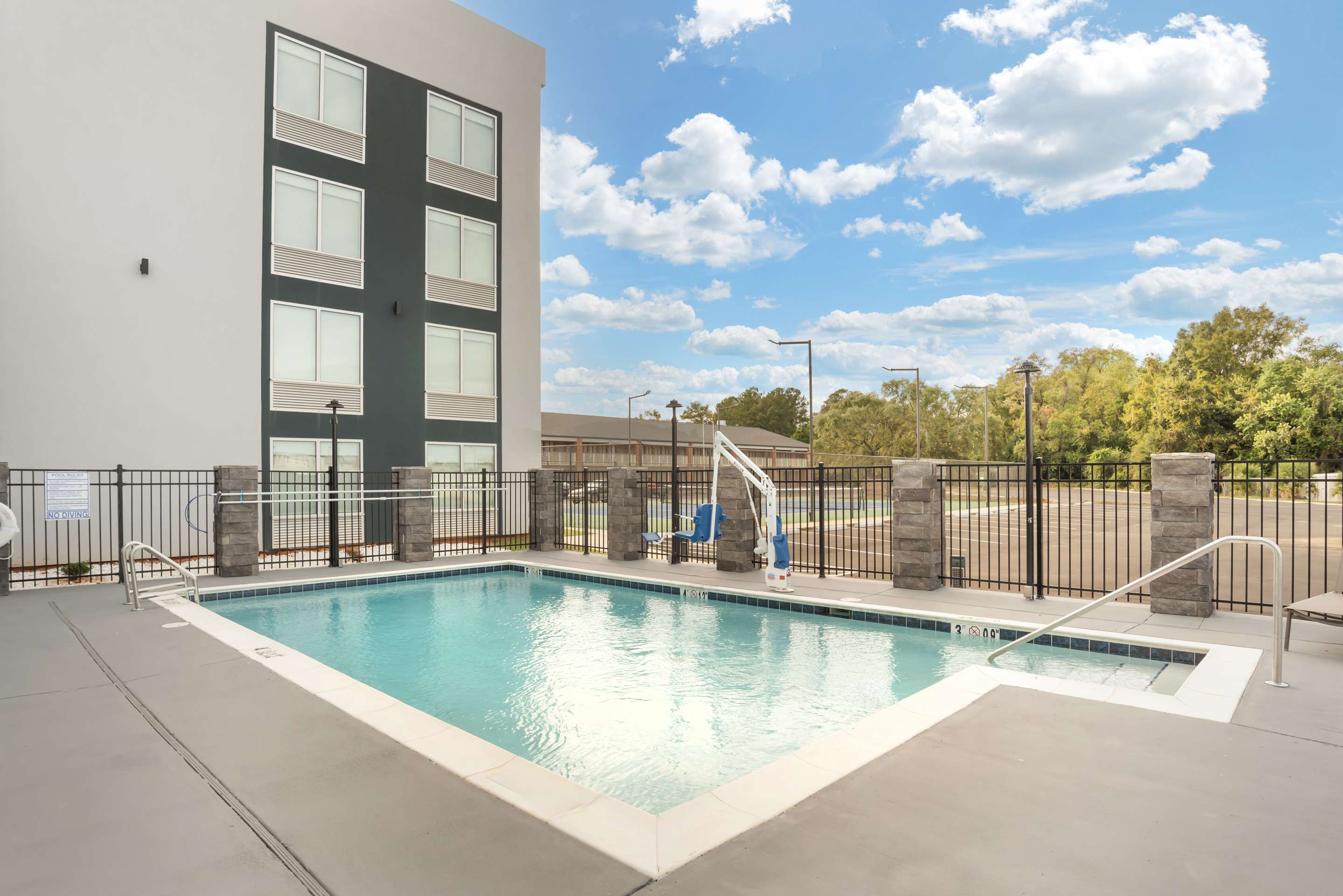 Outdoor Pool | Best Western Plus Mobile Inn & Suites