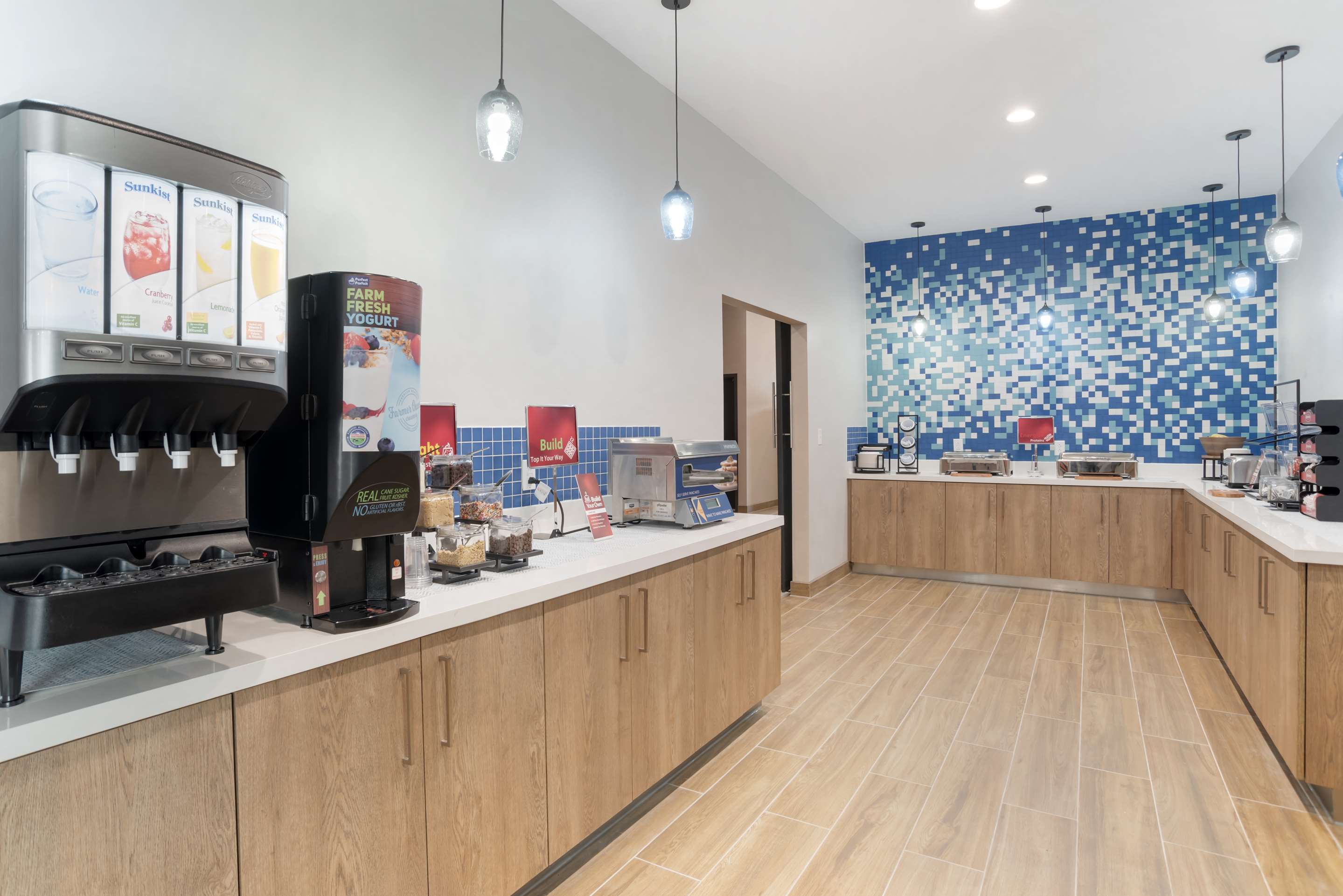 Breakfast Area | Best Western Plus Mobile Inn & Suites