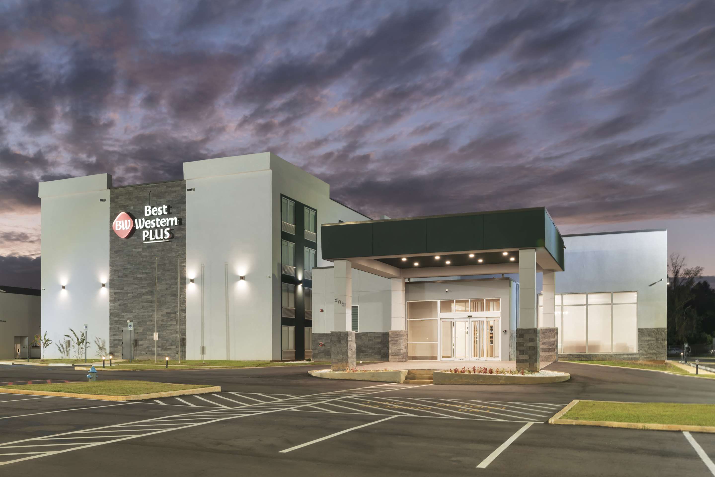 Exterior | Best Western Plus Mobile Inn & Suites