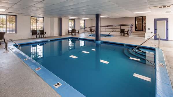 Pool - Charlevoix Inn & Suites