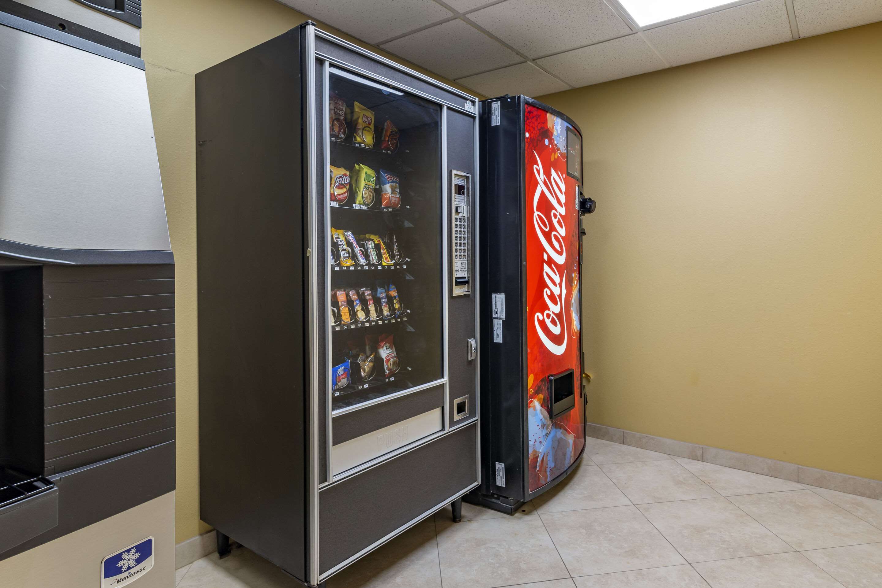 Hotel vending area | Comfort Inn & Suites Dahlonega University Area