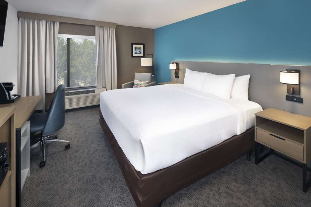 COMFORT INN AND SUITES DAHLONEGA UN-guestroom-Guest Room,On-Site.jpg