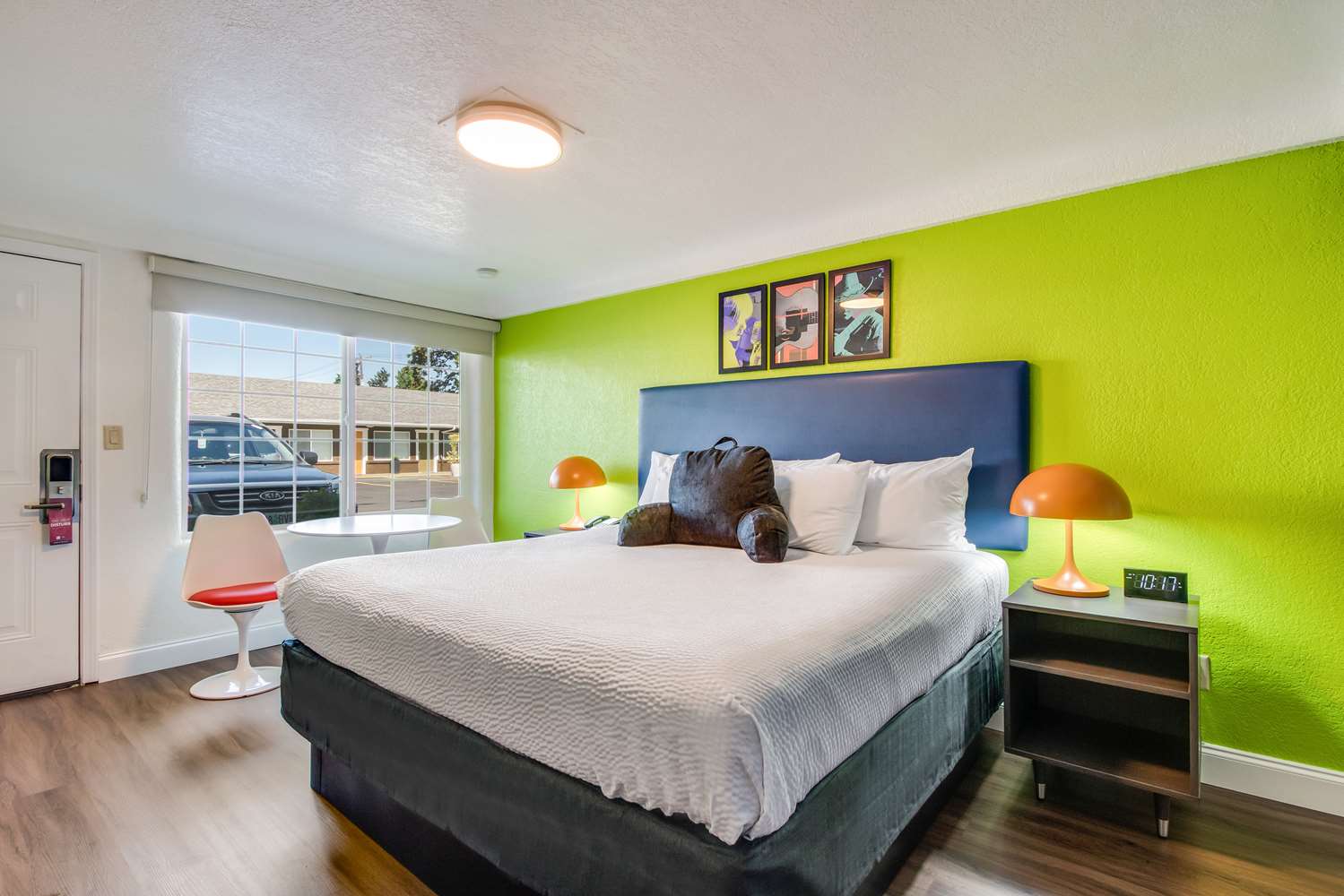 1 King Bed Non-Smoking image