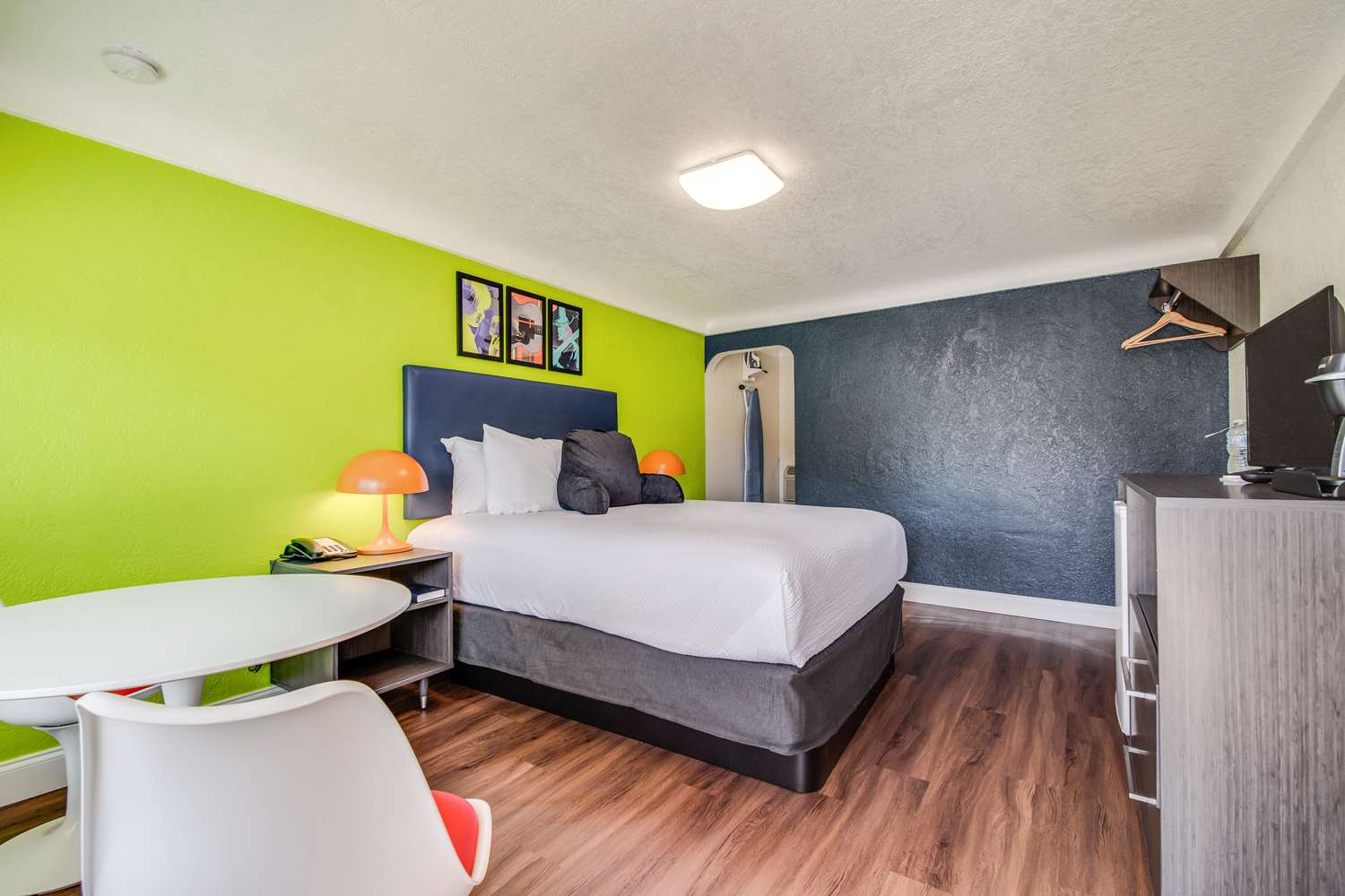 1 Queen Bed Non-Smoking image