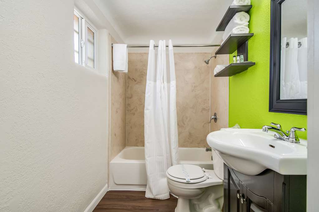 SIGNATURE INN EUGENE-guestroom-Guest Room,On-Site.jpg