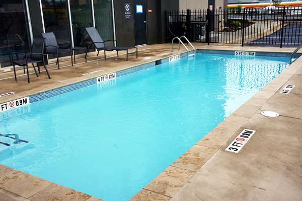 Pool - La Quinta Inn & Suites Locust Grove - I-75, Exit 212