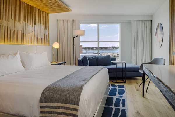  - Canopy by Hilton Hotel Waterfront Portland