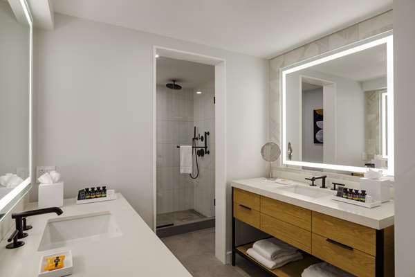  - Canopy by Hilton Hotel Waterfront Portland